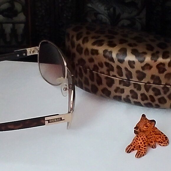 Womens Guess sunglasses - Picture 2 of 4